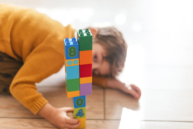 kid-playing-with-cubes